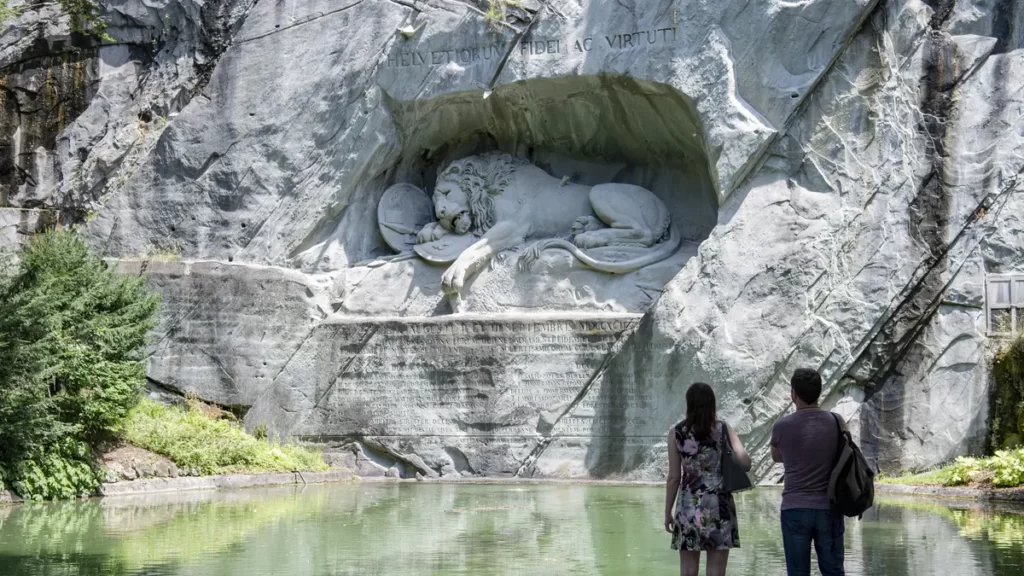 بنای یادبود شیر